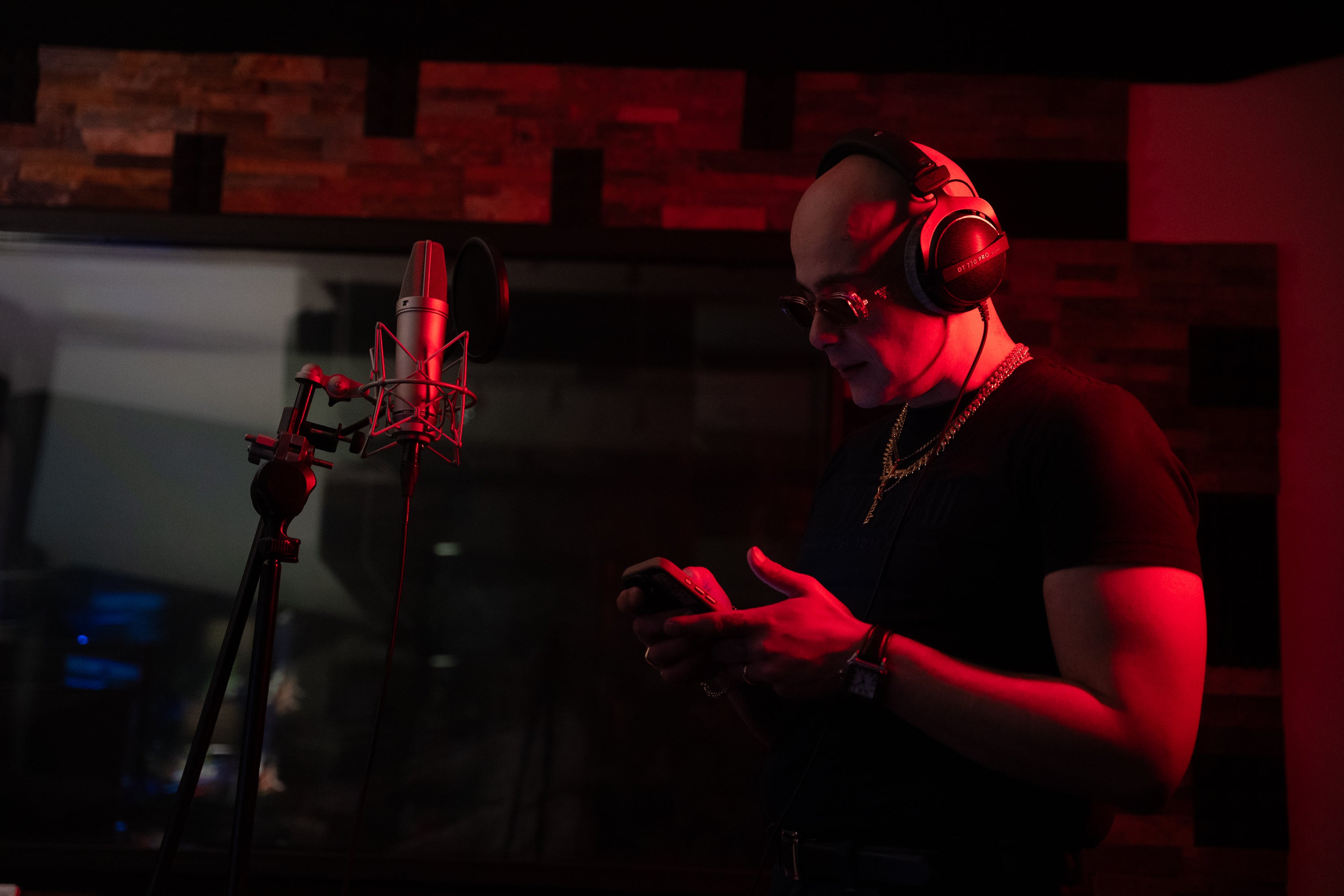 zanda elwood in the studio recording his second album with Gursky